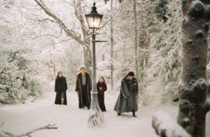 chronicles-of-narnia-the-lion-the-witch-and-the-wardrobe-the-kids walking through snow