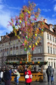 Decorations galore: a tree in the Old Town square adorned with colourful Easter eggs (Photo: Julia Wessels)