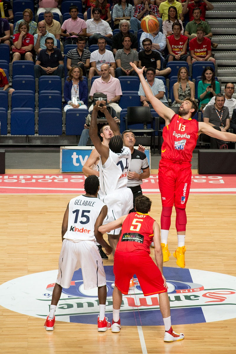Jump ball between Marc Gasol and Ronny Turiaf at the friendly match Spain vs France