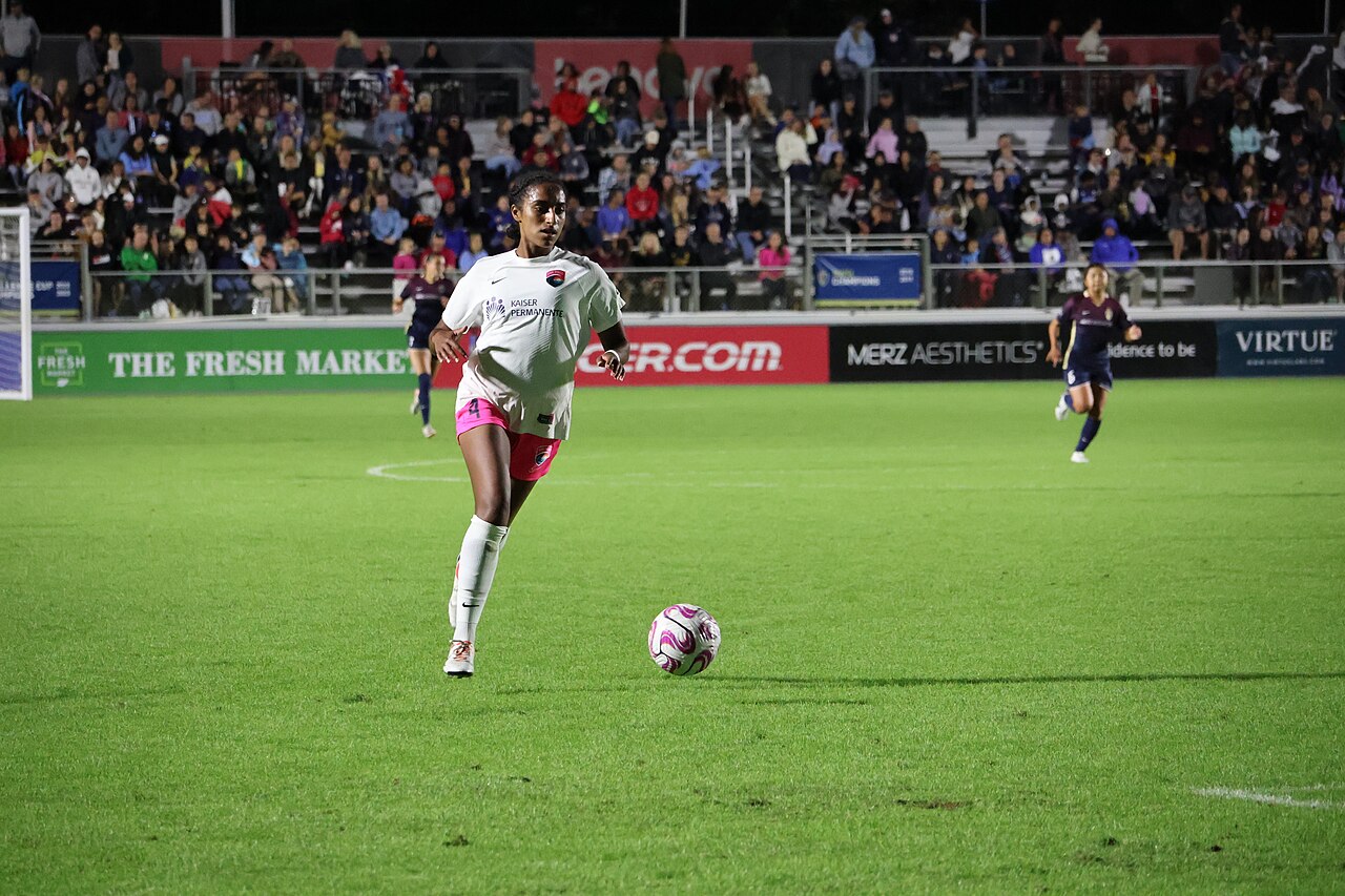 Naomi Girma on the ball for San Diego Wave