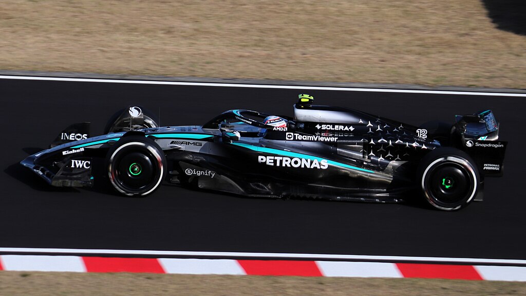 Kimi Antonelli driving for Mercedes in the 2025 Japan GP